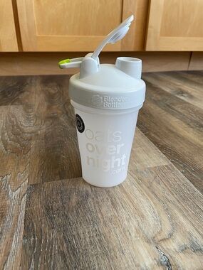 Blender bottle White Shaker Cup - Oats Overnight Edition 20 oz
